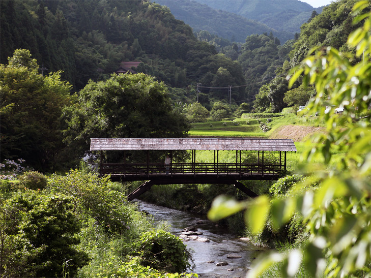 屋根付き橋がある風景 ｜ 内子町 ｜ 観光・物産情報 ｜ 松山空港